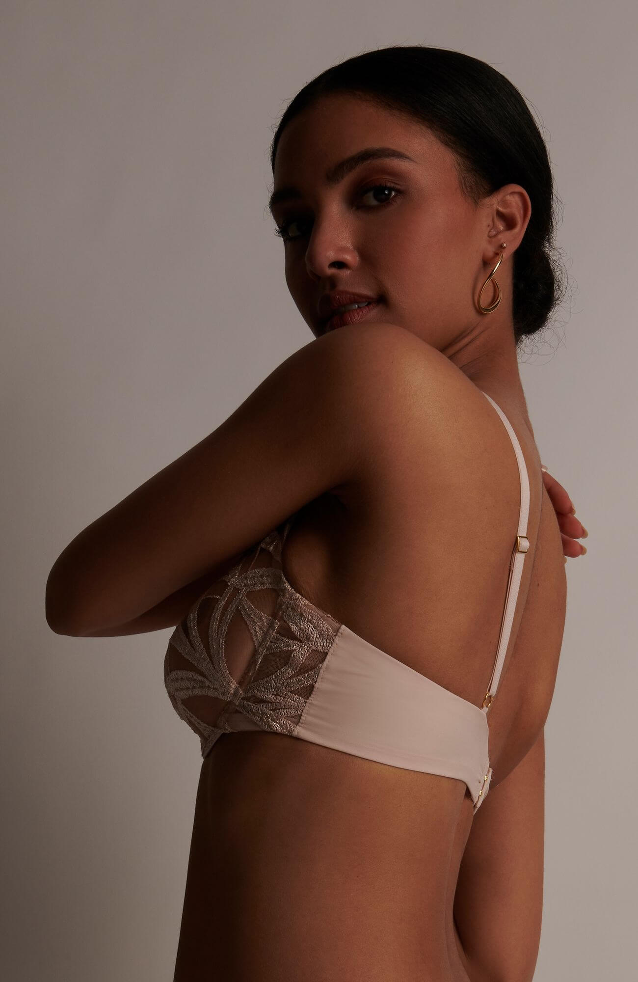 Бюстгальтер с треугольными чашками на косточках Бренд  Изображение 4