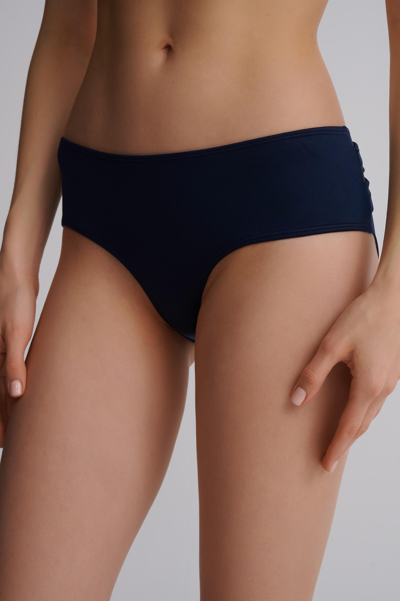 Плавки с драпировками и золотистым украшением Бренд 