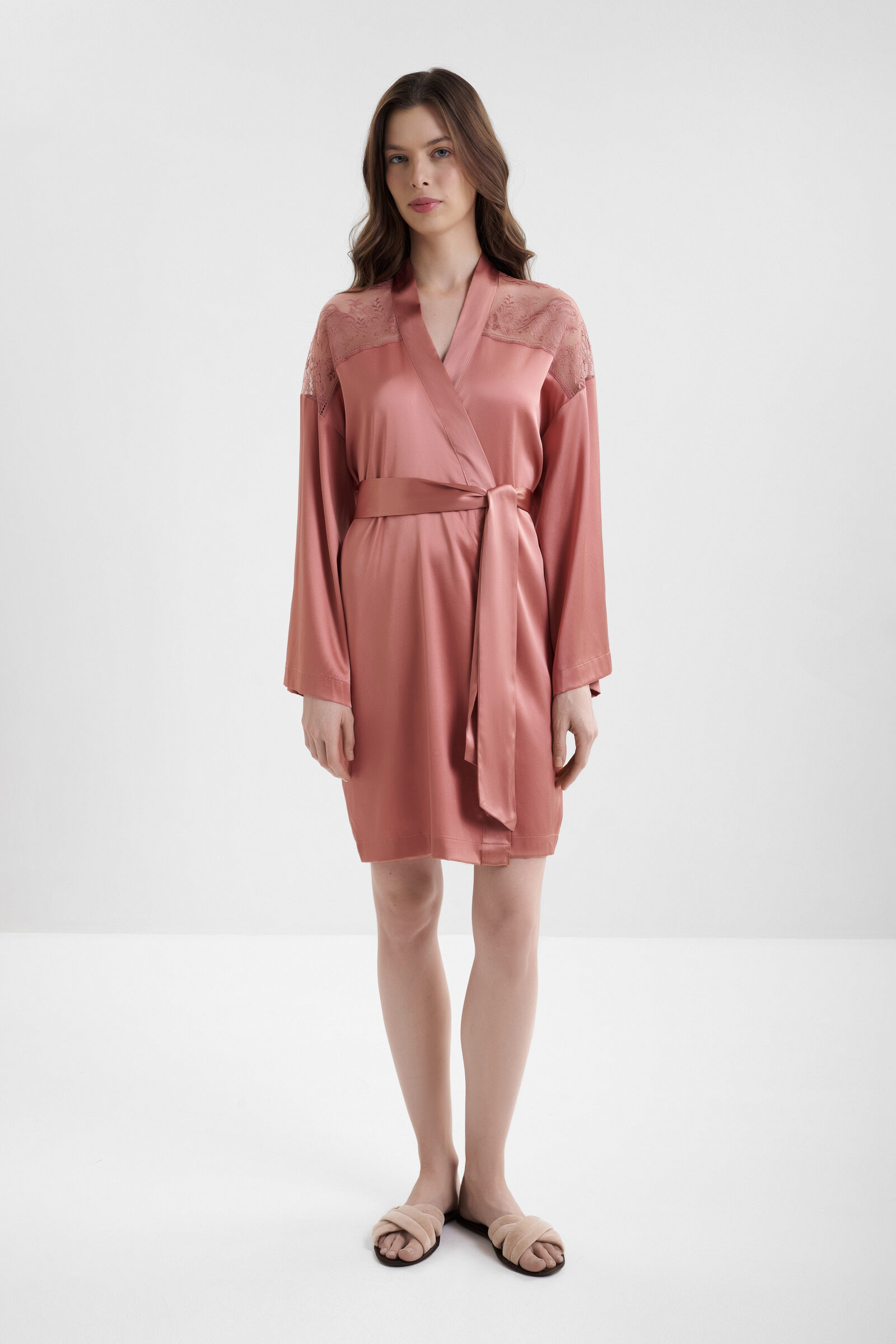 Шелковый халат с кружевом Бренд 