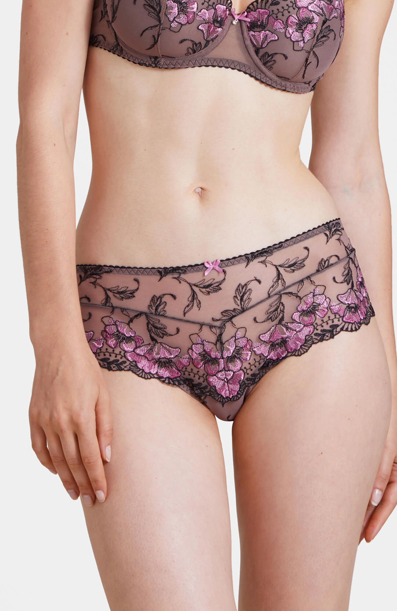 Трусы хипстеры с цветочной вышивкой Бренд 