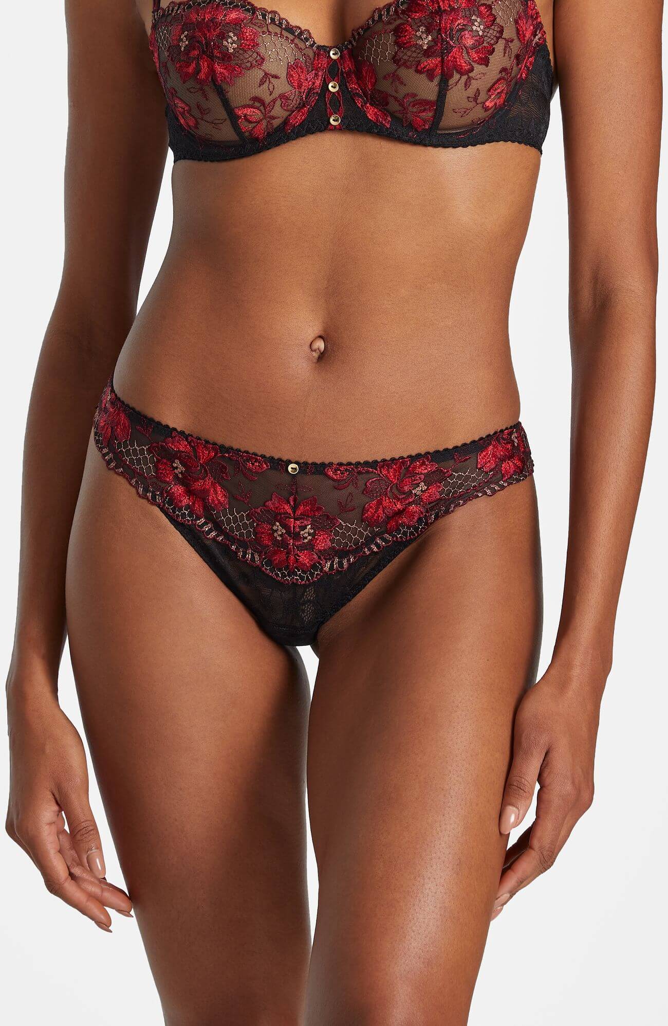 Трусы стринги с цветочной вышивкой Бренд 