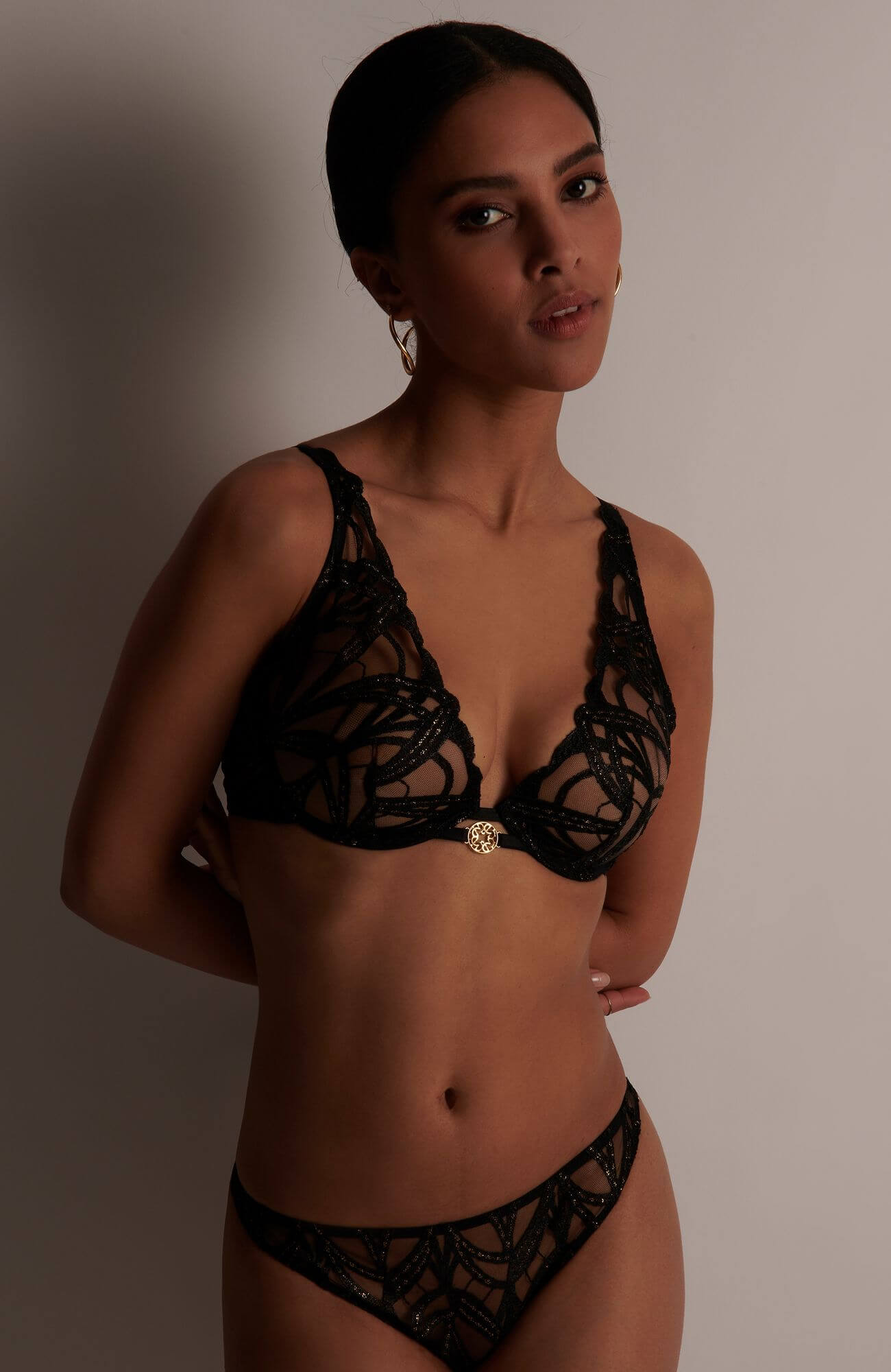 Бюстгальтер с треугольными чашками на косточках Бренд 