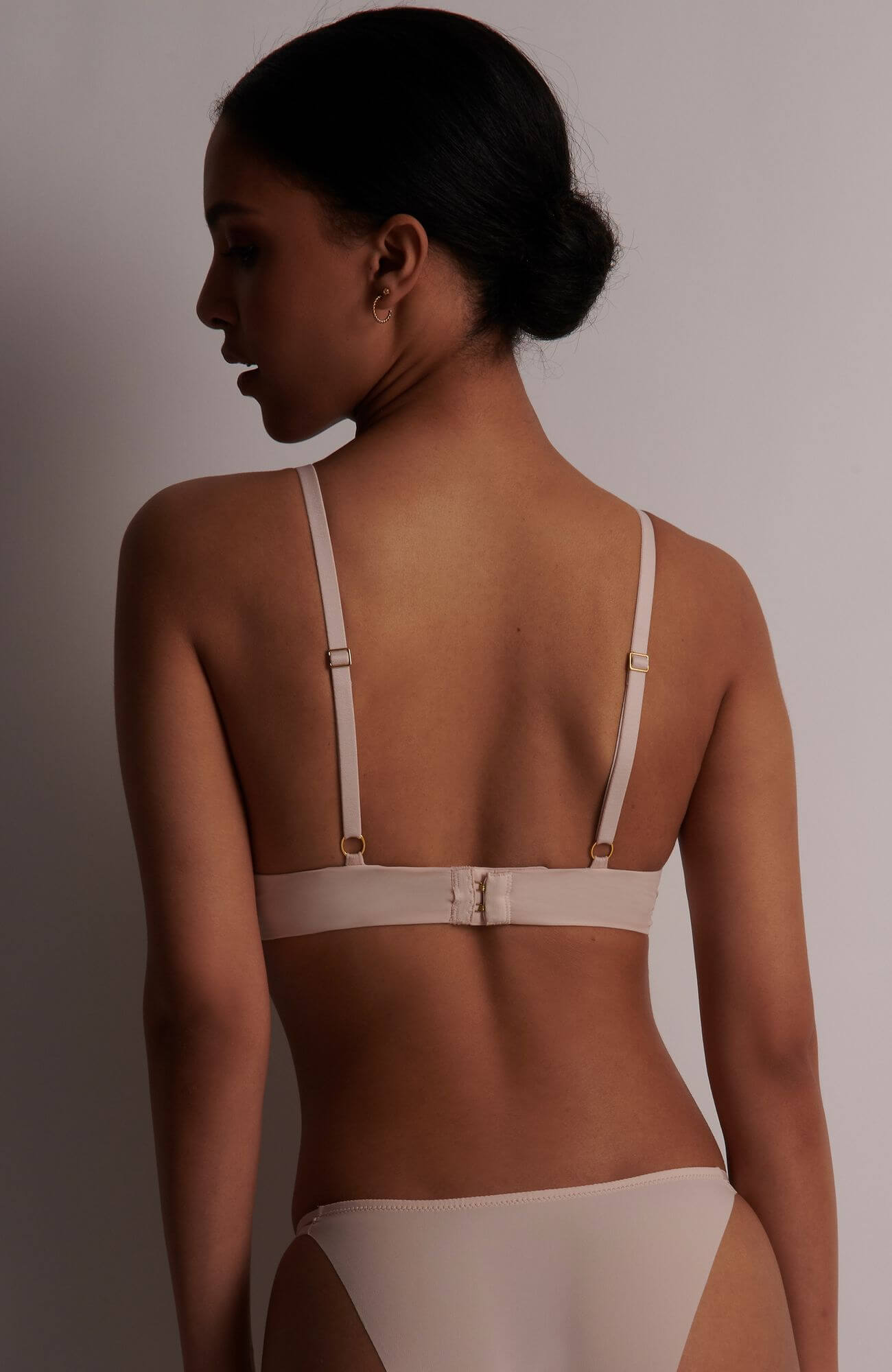 Бюстгальтер с треугольными чашками на косточках Бренд  Изображение 3