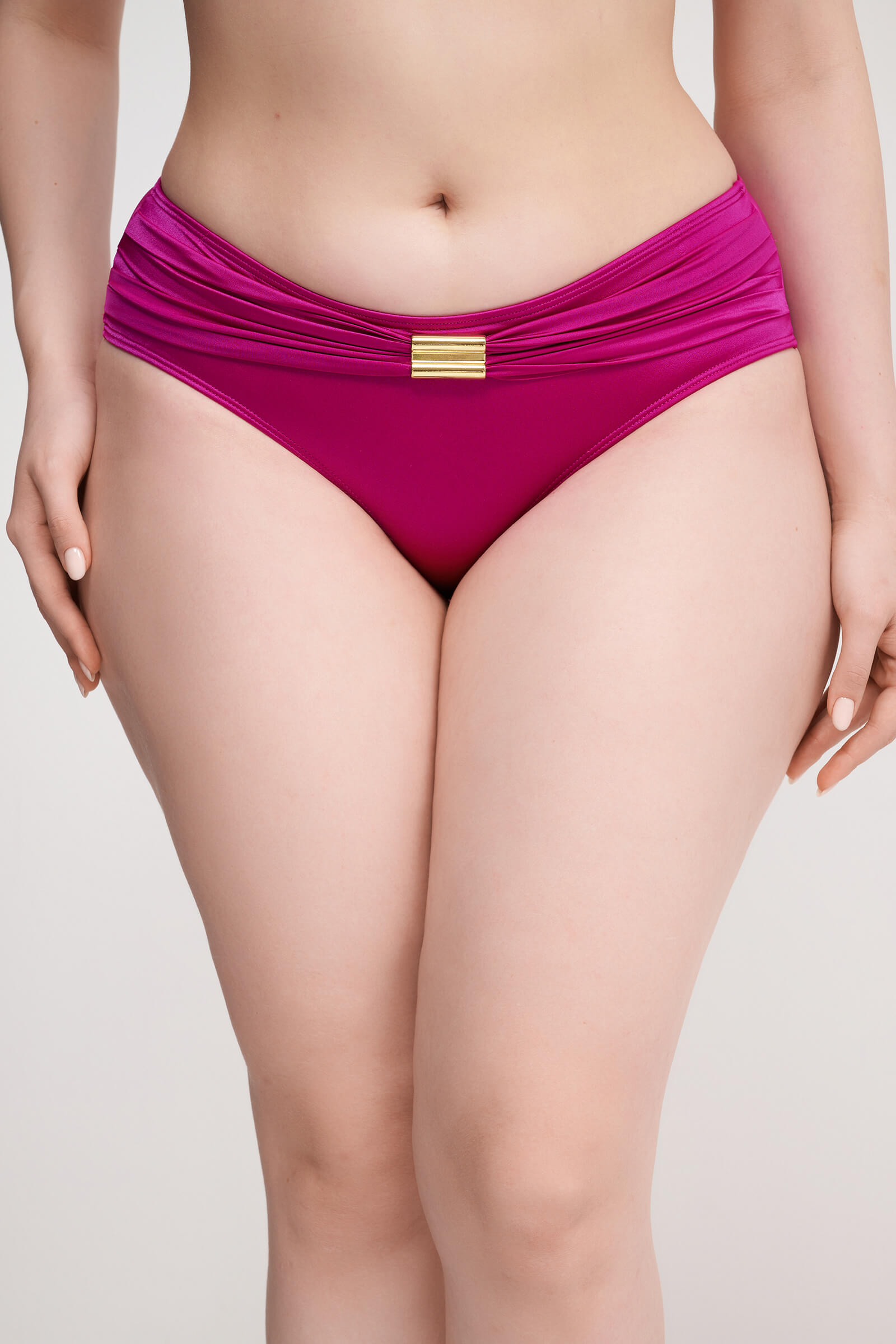 Плавки с драпировками и золотистым украшением Бренд 