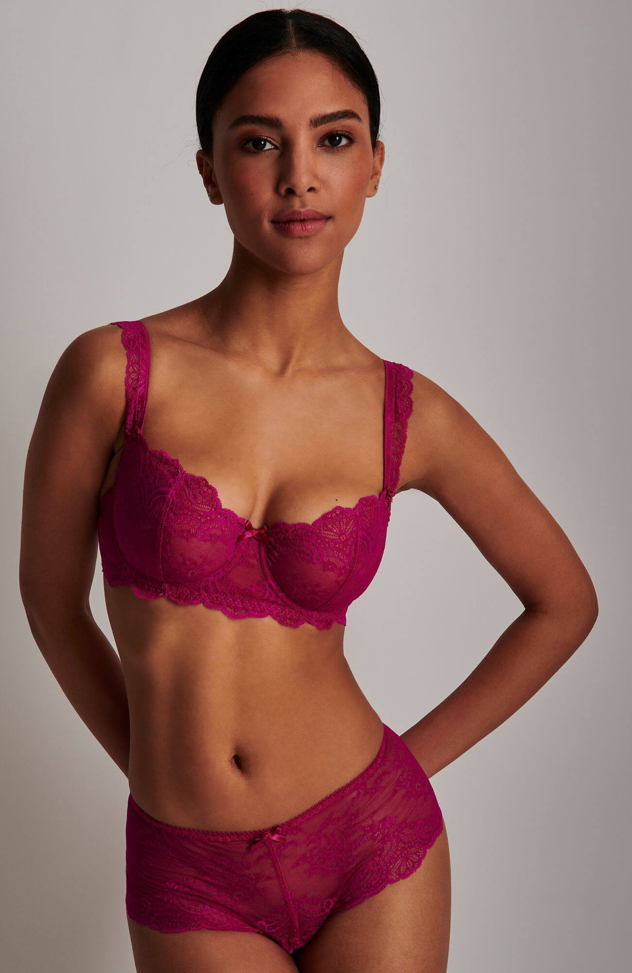 Бюстгальтер с полукруглыми чашками на косточках Бренд 