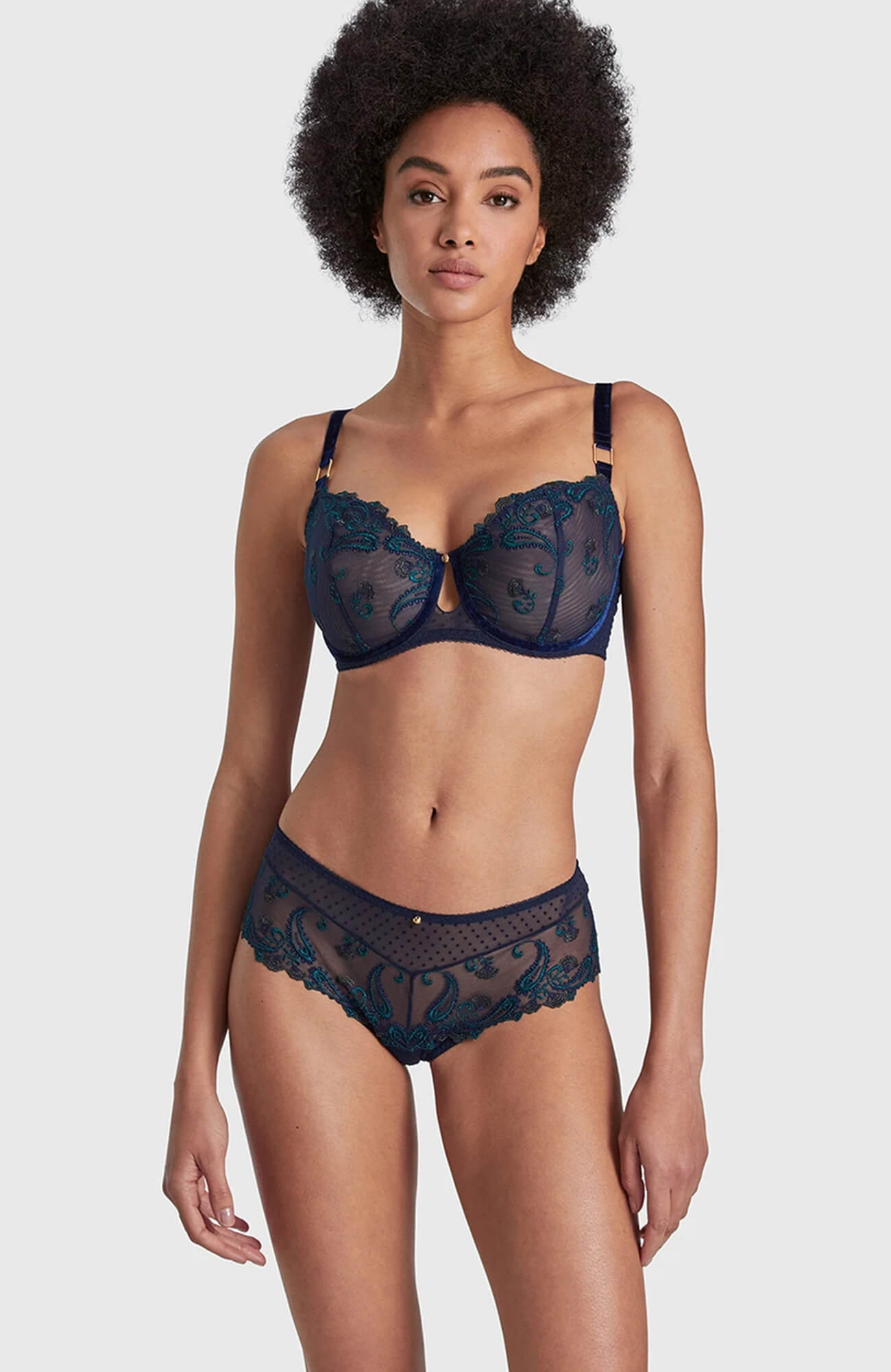 Бюстгальтер с закрытыми чашками на косточках Бренд 